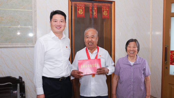 姜冬冬萬聞華開展“七一”走訪慰問活動
